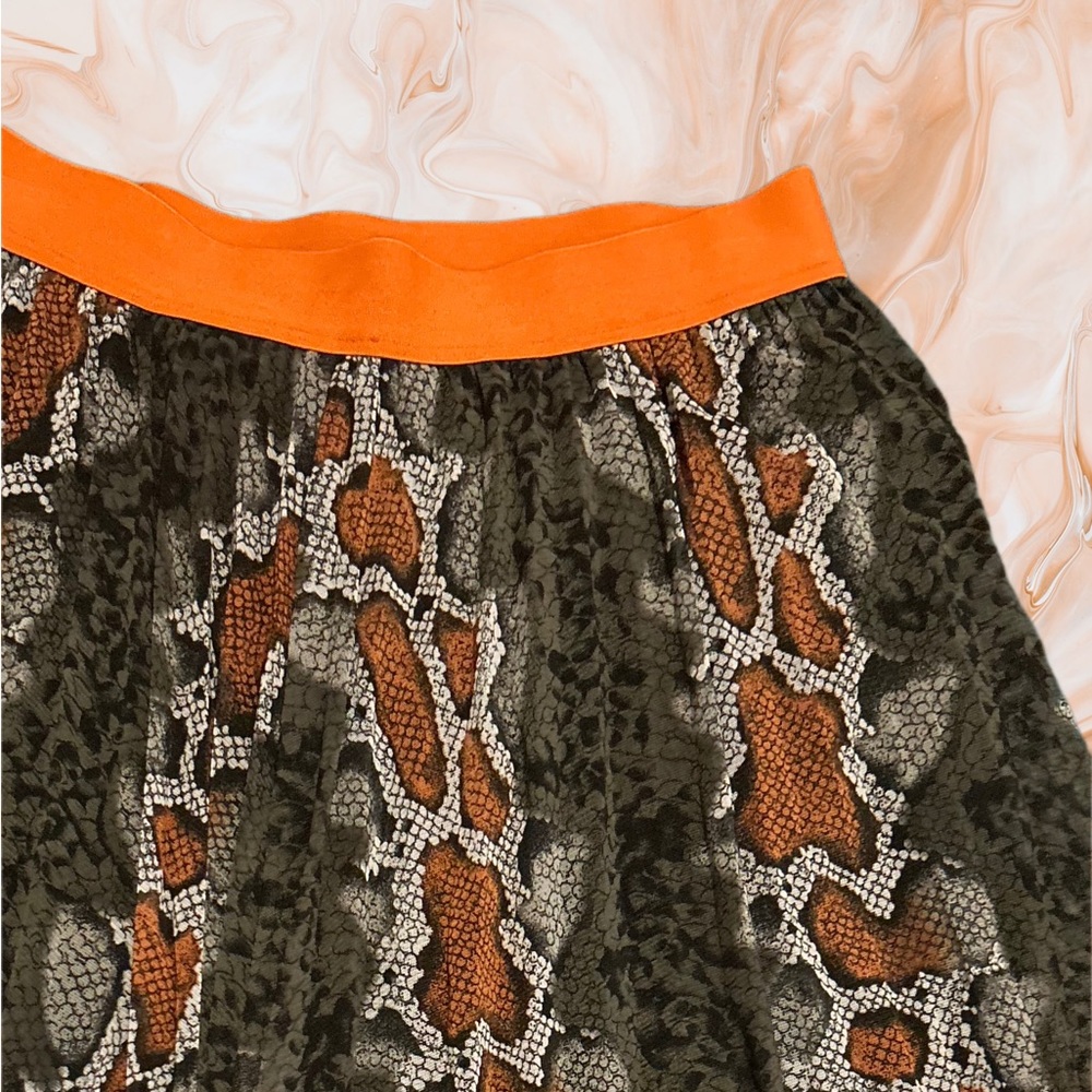 Pre owned midi skirt in very good condition, snake print size M/L